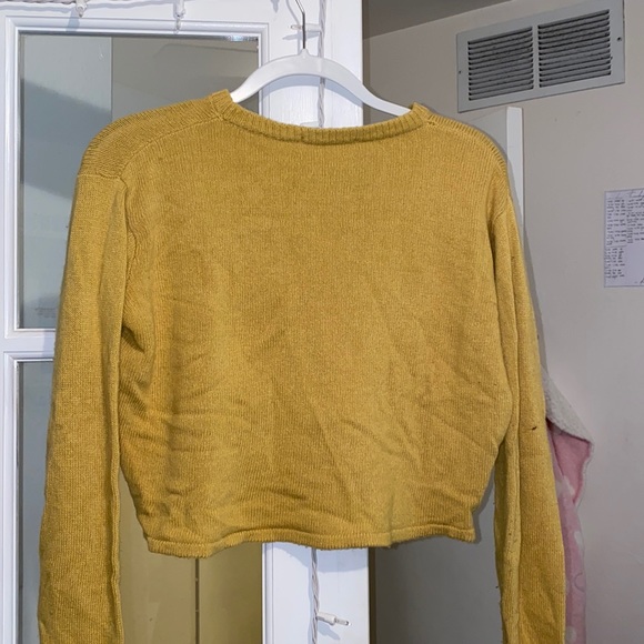 Yellow sweater - Picture 2 of 2